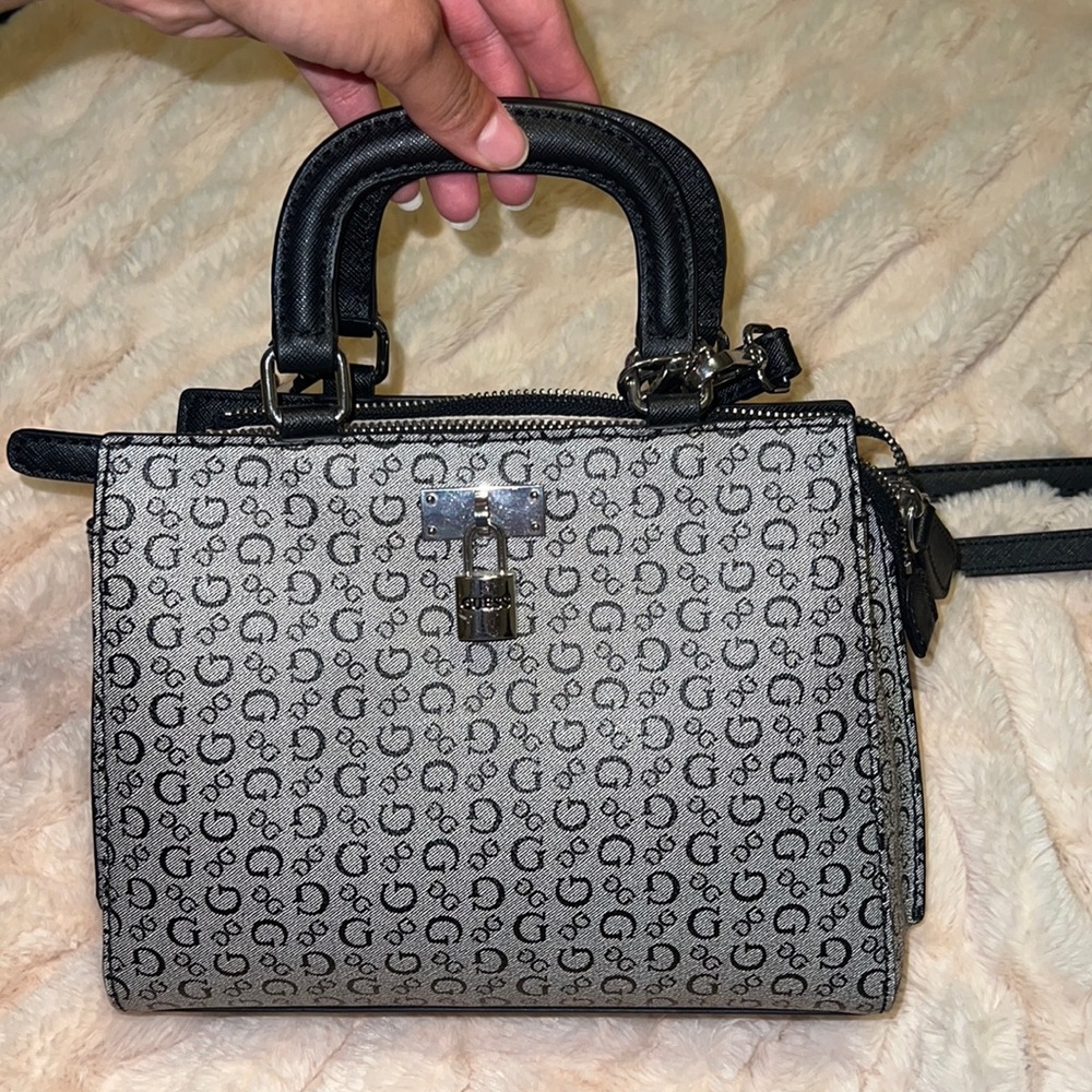 Super cute GUESS purse 👛